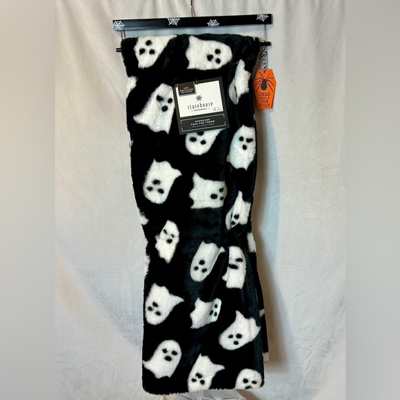 Black and white ghost throw blanket - Picture 3 of 3
